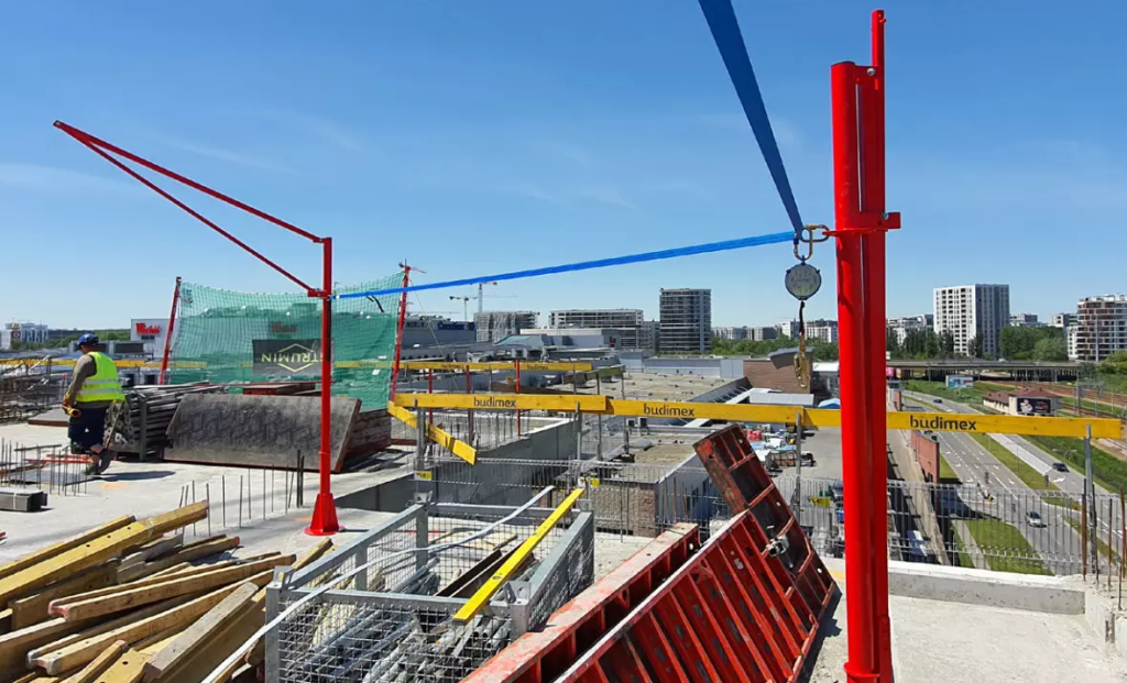 Praca na wysokości a środki ochrony indywidualnej.