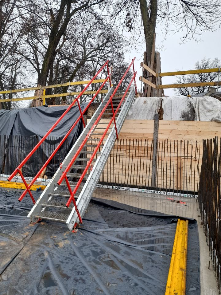 Sposób na bezpieczny dostęp do różnych kondygnacji: schody budowlane