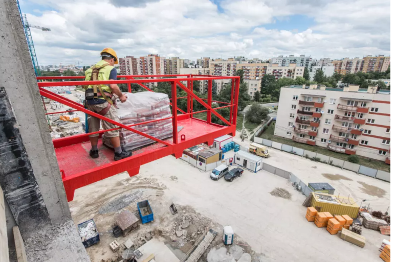 Jak ułatwić transport materiałów na budowie? Przedstawiamy podesty budowlane